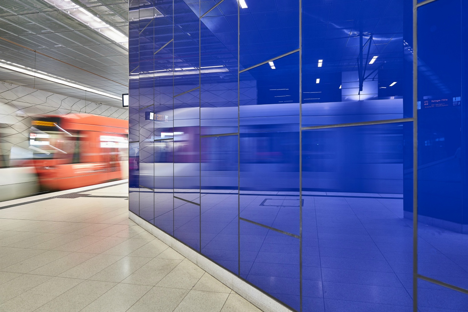 U-Bahn Wehrhahlinie,  Haltestelle Schadowstr. 2020 (Installation „Turnstile“ von Ursula Damm  2016)